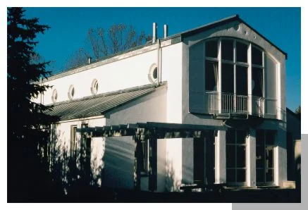 Südfassade des Basilika-Wohnhauses mit großem Holzfensterelement