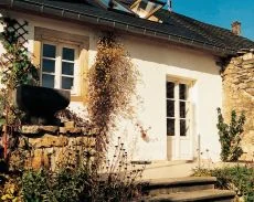Saniertes Bauernhaus mit freigelegter Bruchsteinwand und neuem Gartenausgang