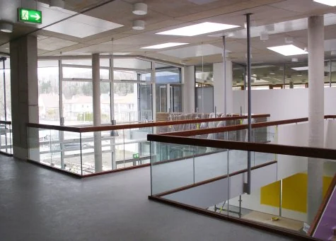 Eingangsbereich der Förderschule Illertissen mit Sichtbeton und Glasfassade