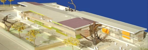 Fassade der Förderschule Illertissen mit farbigem Dach