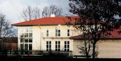 Italienische Villa mit rotem Ziegeldach