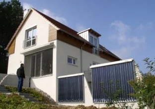 KfW-40-Haus mit Solar-Röhrenkollektoren an der Südfassade