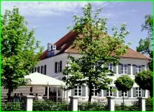 Verglaste Fuge zwischen Altbau und Anbau am Posthalterhaus